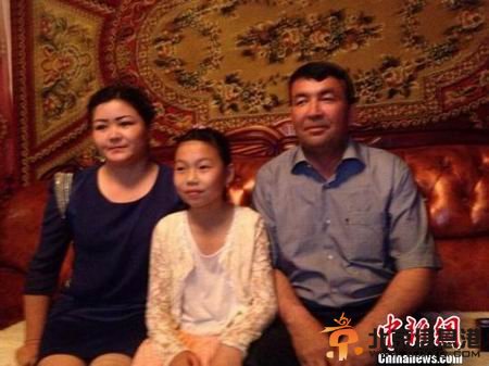 维吾尔族夫妇收养被弃汉族女孩9年 称情深难以割舍 