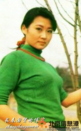 镀金家世学霸人生　　对于“撒娇女王”来说，许晴自有她任性的资格，她的人生抽到的一手好牌，能把一众平民逼出红眼综合征的地步。首先，她有24K镀金的家世，曾外祖父是熊文卿，湖北省最后一位参议长，担任过“共进会”主要负责人，曾变卖所有家产捐给辛亥革命，是黄兴的好友。姥姥及几个小姨、姨父都是外交官，妈妈是总政歌舞团舞蹈队队长，爸爸是贺龙的警卫员。