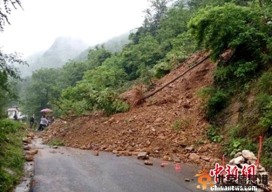 四川万源山体滑坡致国道347线公路通行中断