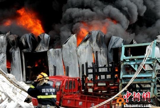 四川南充嘉陵区某物流电器仓库发生火灾 损失惨重 