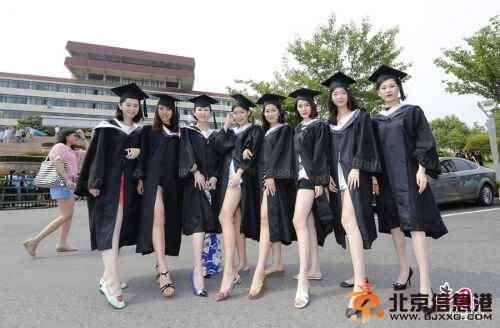 青岛90后美女大学生作别青春 露腿拍毕业照