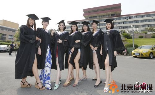 青岛90后美女大学生作别青春 露腿拍毕业照