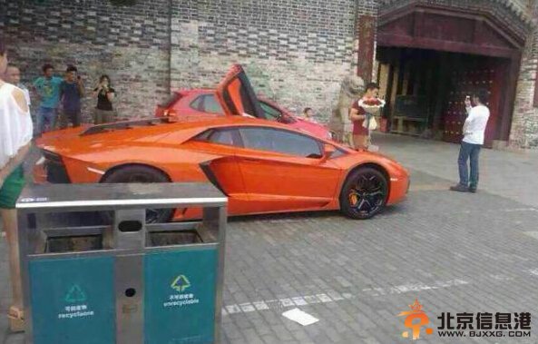 组图：土豪男子开豪车中学门前求婚 女主角拂手而去