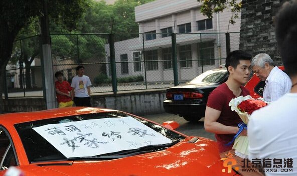 组图：土豪男子开豪车中学门前求婚 女主角拂手而去