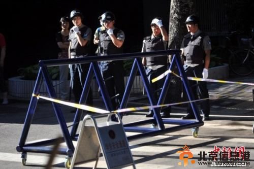 <a href='http://www.bjxxg.cn/edu/gaokao/' target='_blank'><u>高考</u></a>大幕拉开 <a href='http://www.bjxxg.cn/news/beijing/' target='_blank'><u>北京</u></a>警察配枪护航<a href='http://www.bjxxg.cn/edu/gaokao/' target='_blank'><u>高考</u></a>