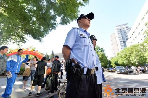 高清组图：北京7万人高考 警察持枪巡逻