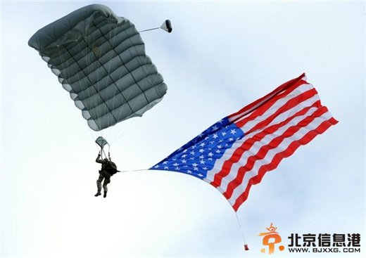 英国89岁老兵高空跳伞 纪念诺曼底登陆70周年