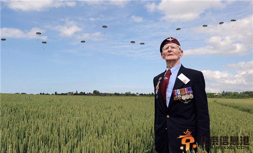 英国89岁老兵高空跳伞 纪念诺曼底登陆70周年