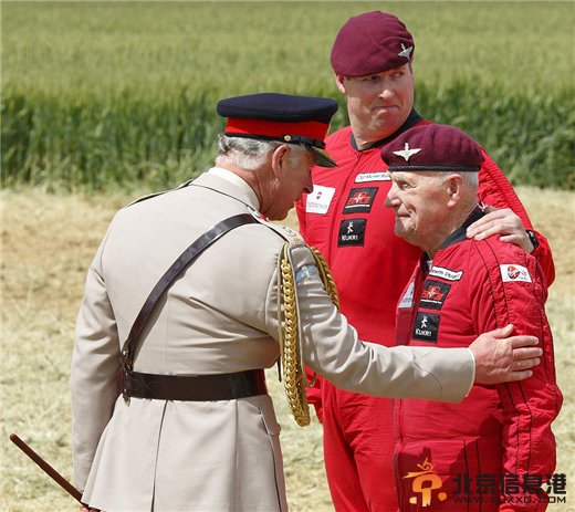 英国89岁老兵高空跳伞 纪念诺曼底登陆70周年