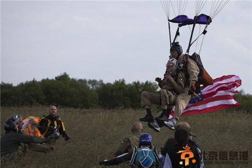 英国89岁老兵高空跳伞 纪念诺曼底登陆70周年