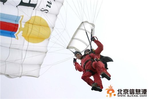 英国89岁老兵高空跳伞 纪念诺曼底登陆70周年