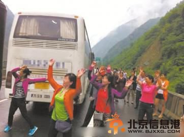 五位大妈在高速路上跳广场舞。图据网络