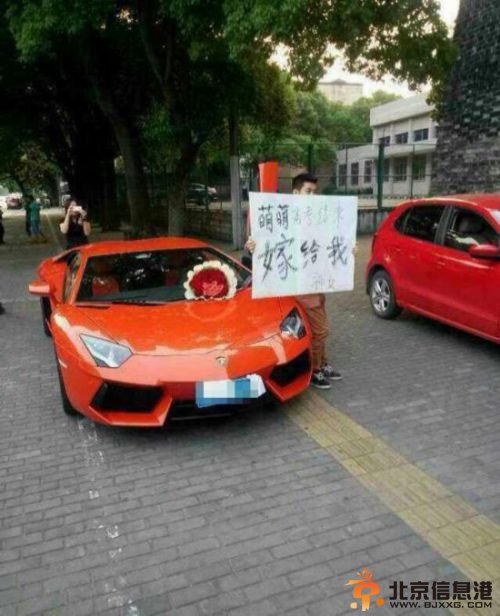 男子开豪车中学门前求婚