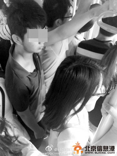 公交车上“咸猪手”被贴上网 “当事人”发帖澄清【图】