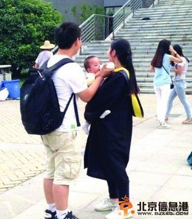 女生带宝宝拍毕业照 文凭老公宝宝都有了且行且珍惜【图】