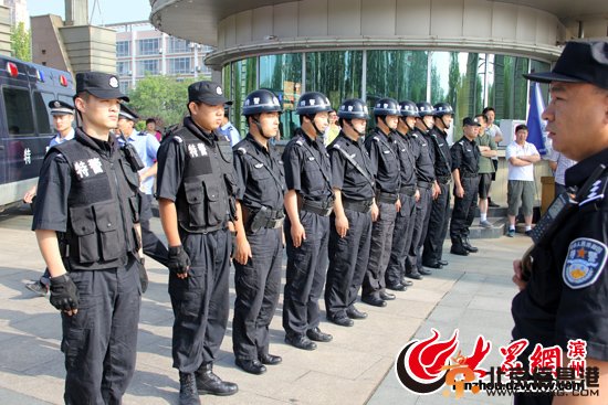 济南高考现场：警察蜀黍配冲锋枪执勤，安全感强爆了【图】