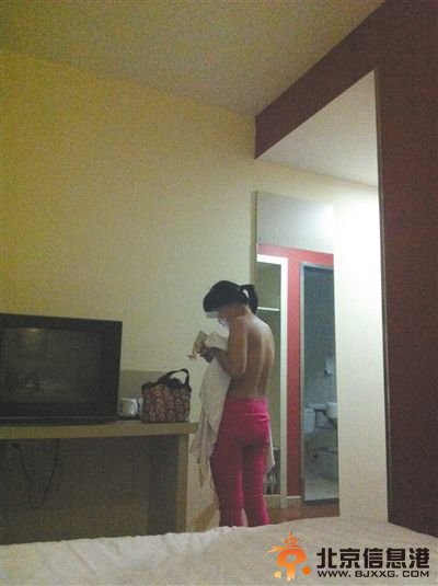 一名奶妈与客户见面后，准备脱衣去卫生间洗澡，她称除了吃奶服务，还能提供性服务