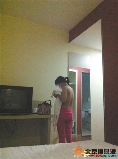 一名奶妈与客户见面后，准备脱衣去卫生间洗澡，她称除了吃奶服务，还能提供性服务