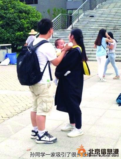 艺术系女生带宝宝拍毕业照 大学生妈妈自称最难就业季找工作有优势