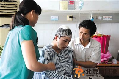 昨日，柳艳兵的父母在病房照顾他。新华社记者