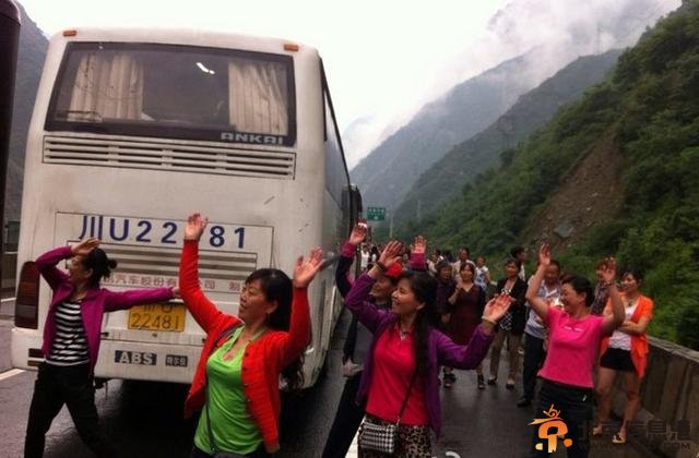 雅安大妈高速路跳广场舞 网友:人类已无法阻止广场舞和凤凰传奇了！