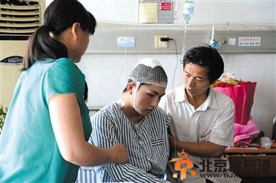 昨日，柳艳兵的父母在病房照顾他。新华社记者 吴锺昊 摄