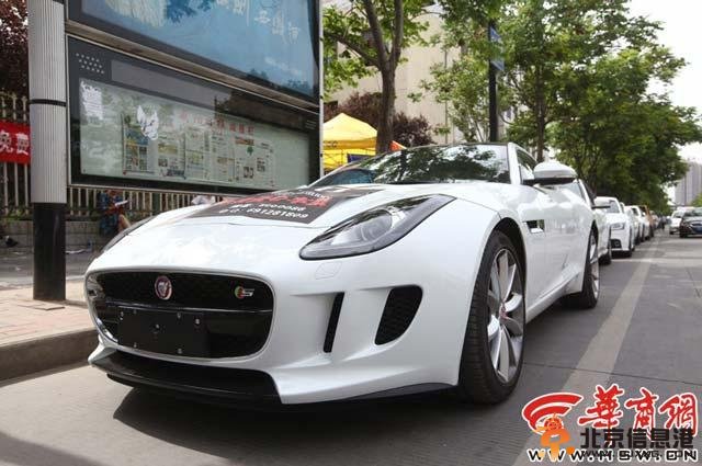 陕西咸阳现豪车送考队 法拉利保时捷变身爱心助考车