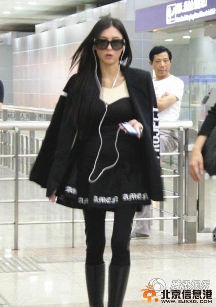 张柏芝黑衣酷炫现身 腿太细粉丝大喊心疼