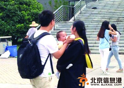 女生带宝宝拍毕业照 全班女同学当女儿干妈