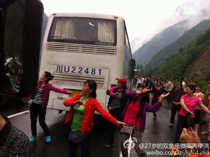 6月6日上午，新浪微博网友“@27岁的双鱼座微笑”发布微博称，“雅安的大妈们都把广场舞带到了高速路上，谁与争锋啊！”该微博迅速引来网友关注。