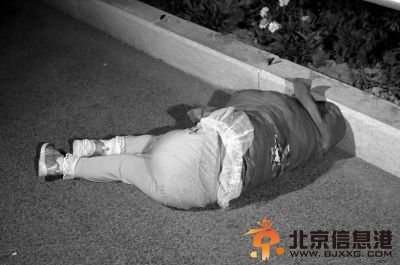 济南婴儿安全岛新闻：6岁女孩昏睡中被扔弃婴岛 志愿者制作条幅劝解遗弃 