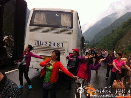 大妈高速广场舞打发堵车时间 节奏响起根本停不下来！