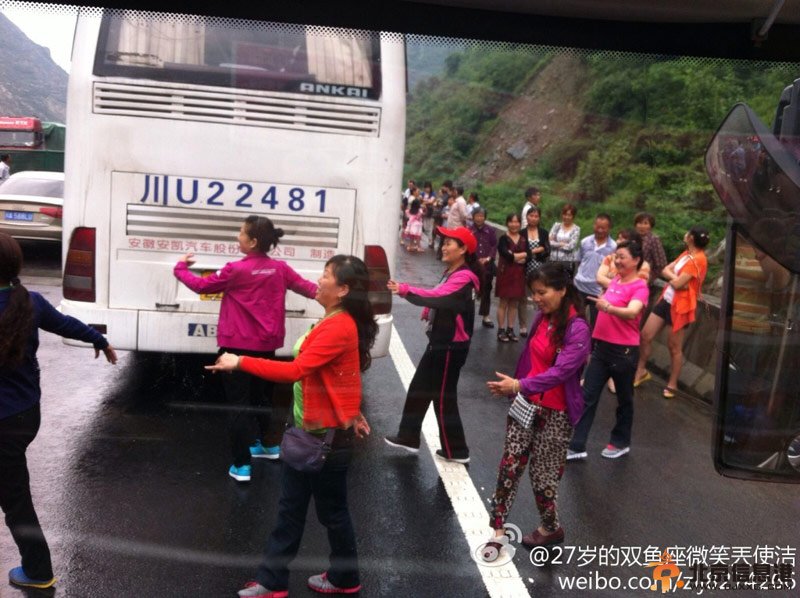 大妈高速广场舞打发堵车时间 节奏响起根本停不下来！