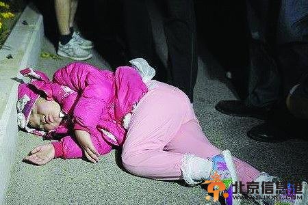 女孩昏睡中被扔弃婴岛 目击者：“是被扔出车外的”