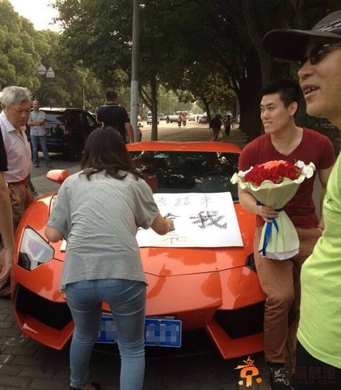 男子开豪车中学门前求婚续：豪车是花2500元租来的 萌萌未买账拂手而去