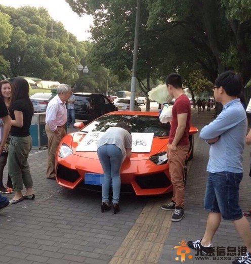 男子开豪车中学门前求婚续：豪车是花2500元租来的 萌萌未买账拂手而去