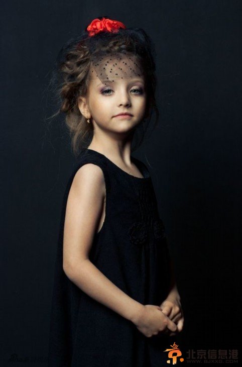 俄罗斯童模萌哭宅男 安吉丽娜造型百变清纯萝莉范儿十足（组图）