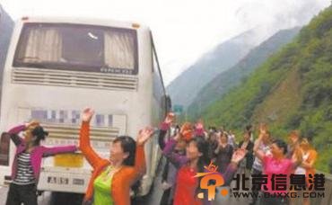 高速公路遇车祸堵车大妈下车跳起广场舞