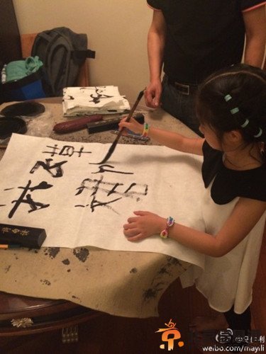 马伊琍晒一家人练习书法照 文章似回归家庭(组图)