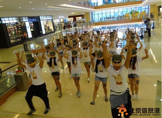 兰博基尼绝色美女南宁街头征婚 引千人围观