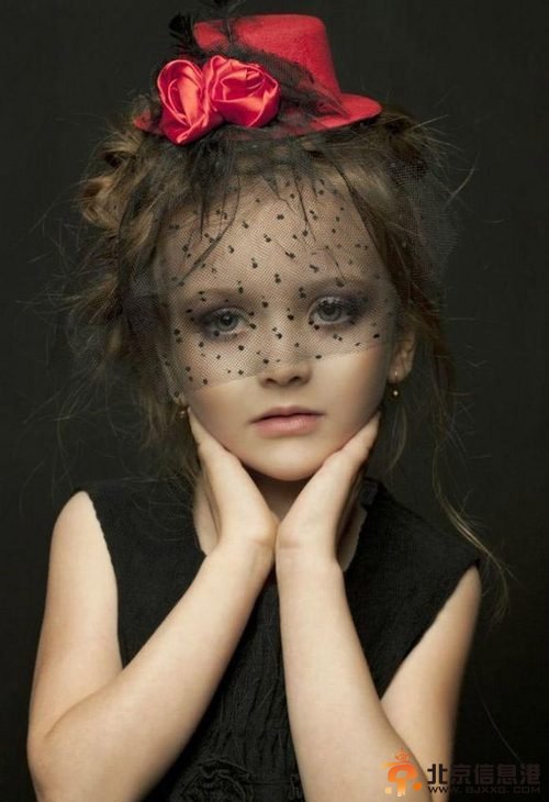 俄罗斯童模百变惊艳走红 似精灵落凡间