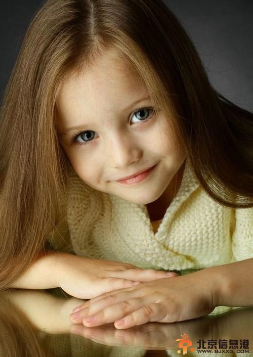 俄罗斯童模百变惊艳走红 似精灵落凡间