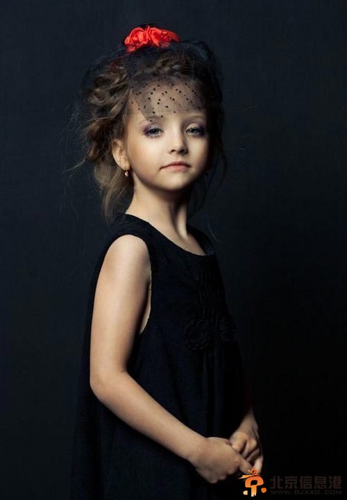 俄罗斯童模百变惊艳走红 似精灵落凡间