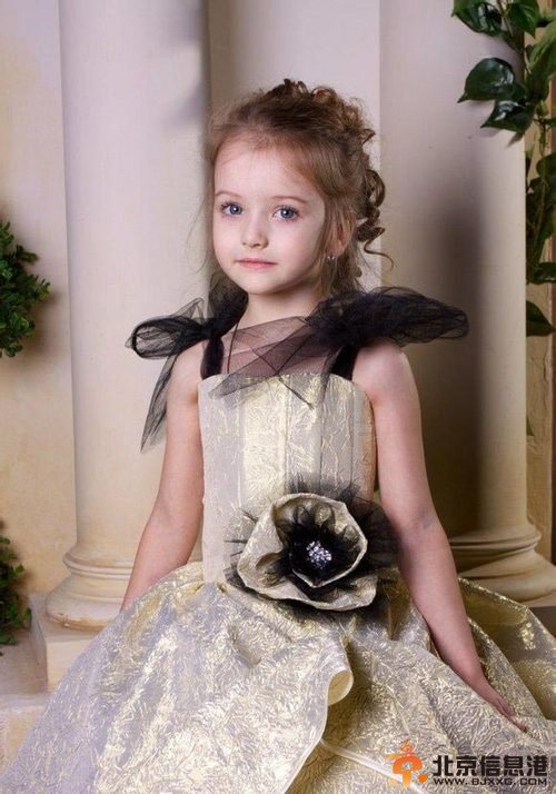 俄罗斯童模百变惊艳走红 似精灵落凡间