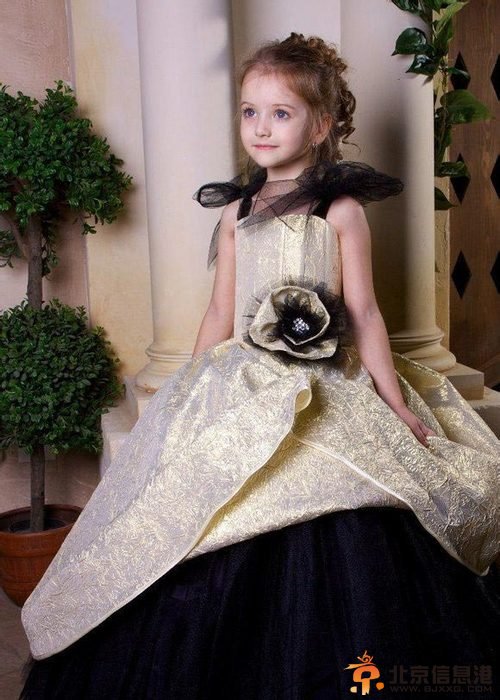 俄罗斯童模百变惊艳走红 似精灵落凡间