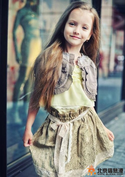 俄罗斯童模百变惊艳走红 似精灵落凡间