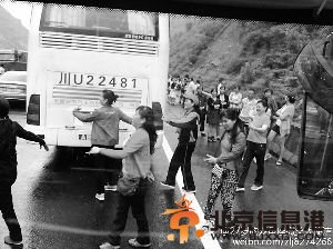 五位大妈在高速路上跳广场舞。网络照片