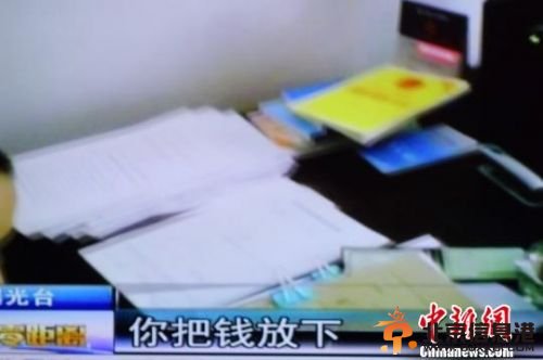 公然索贿。（视频截图）