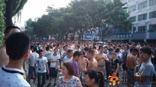 8日下午3时许，广州三元里大道棠溪路段有数百人聚集，与执法人员对峙。在现场的周先生称，执法人员到附近一带临租房仓库检查消防工作，其间出现强行撬开门窗和搬走货物的行为，引发众人不满。