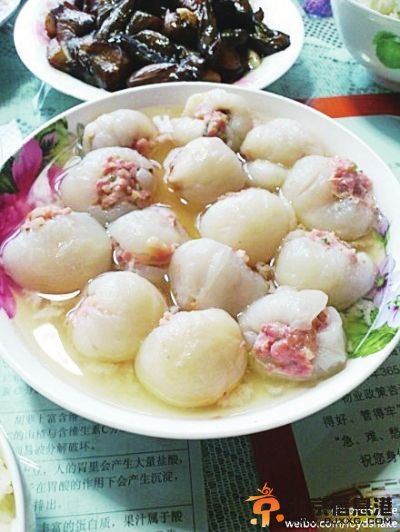 @东南快报：一道荔枝蘸酱油引出的荔枝暗黑吃法余温未消，昨天上海网友“Loyd-Snake”微博晒阿姨做的荔枝塞肉又在网上引起轩然大波，惊呆了不少网友。
